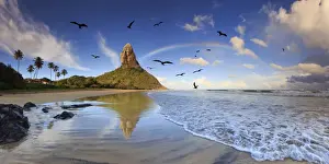 Brazil, Fernando de Noronha, Conceicao beach with Morro Pico mountain in the background