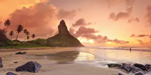 Brazil, Fernando de Noronha, Conceicao beach with Pico de Morro mountain in the background