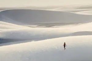 Brazil, Maranhao, Atins, Lencois Maranhenses national park, people standing in