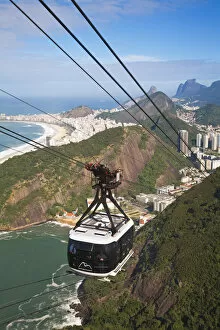 Images Dated 17th August 2010: Brazil, Rio De Janeiro, Urca, Cable Car on Sugar Loaf Mountain & Vermelha beach