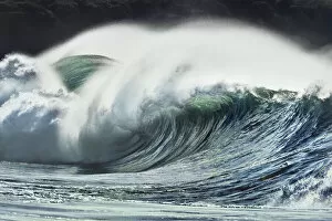 Wave Collection: Breaking wave - USA, Hawaii, Oahu, Waialua, North Shore, Waimea Bay