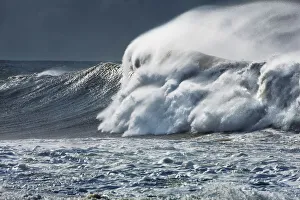 Wind Prints: Breaking wave in wild sea - USA, Hawaii, Oahu, Waialua, North Shore, Sunset Beach