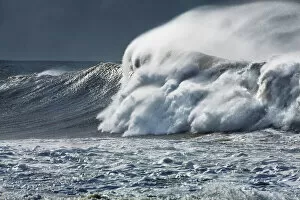 Action Gallery: Breaking wave in wild sea - USA, Hawaii, Oahu, Waialua, North Shore, Sunset Beach