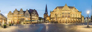 Images Dated 25th August 2017: Bremen, Bremen State, Germany. Panoramic view of Marktplatz at dusk