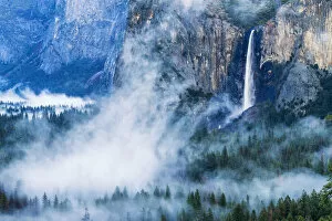 Images Dated 7th January 2018: Bridalveil Falls in Mist, Yosemite National Park, California, USA