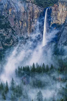Images Dated 7th January 2018: Bridalveil Falls in Mist, Yosemite National Park, California, USA
