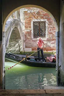 Images Dated 17th January 2020: Bridge with canal and gondola, Venice, Veneto, Italy