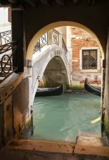 Images Dated 9th January 2019: Bridge with canal and gondolas, Venice, Veneto, Italy