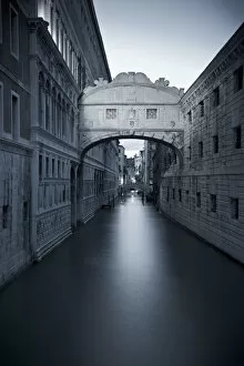 Images Dated 27th April 2012: Bridge of Sighs, Doges Palace, Venice, Italy