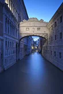 Images Dated 27th April 2012: Bridge of Sighs, Doges Palace, Venice, Italy
