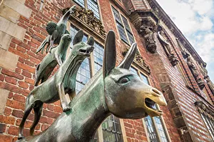 Bronze statue of Bremer Stadtmusikanten at the town hall, Bremen, Germany