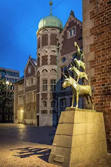 Bronze statue of Bremer Stadtmusikanten at the town hall in the evening, Bremen, Germany