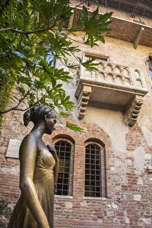 Images Dated 3rd October 2016: Bronze statue of Giullieta (of Romeo and Juliet fame), Casa Giullieta, Verona, Veneto