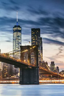 Images Dated 28th October 2016: Brooklyn bridge and lower Manhattan skyline at dusk, New York city, USA