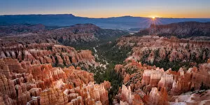 Images Dated 7th January 2020: Bryce Canyon amphitheater at sunrise, Inspiration Point, Bryce Canyon National Park