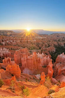 Images Dated 21st September 2023: Bryce Canyon amphitheater at sunrise, Sunset Point, Bryce Canyon National Park, Utah, USA
