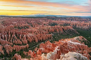 Images Dated 21st September 2023: Bryce Canyon amphitheater at sunset, Bryce Point, Bryce Canyon National Park, Utah, USA