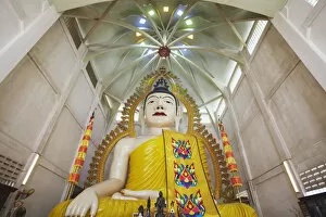 Images Dated 19th September 2011: Buddha statue in Sakaya Muni Buddha Gaya Temple (Temple of 1000 Lights), Little India