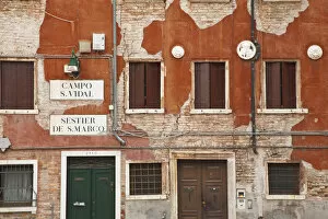 Images Dated 27th April 2012: Building facade, Venice, Italy