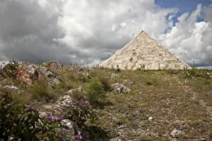 Images Dated 1st March 2011: Burundi. A monument to the pyramids marks the source of the nile