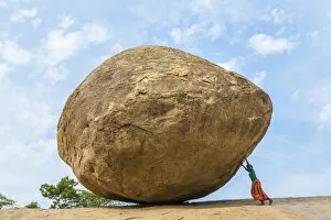 Images Dated 6th December 2013: The Butterball rock at Mamallapuram, Tamil Nadu, Southern India