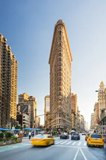 Images Dated 2nd February 2017: Cabs passing under the Flat iron building, New York, USA