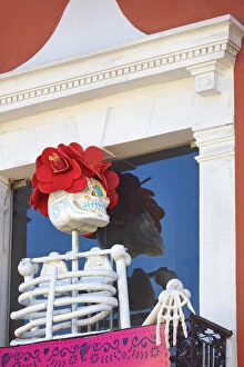 A 'Calaca' (Mexican skeleton) on the balcony of a restaurant in the historical cask of Campeche, Yucatan