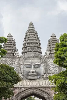 Images Dated 23rd August 2018: Cambodia, Battambang, Wat Kandal, entrance sculpture