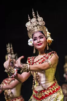 Images Dated 22nd January 2018: Cambodia, Phnom Penh, traditional dance performance, apsara dancer