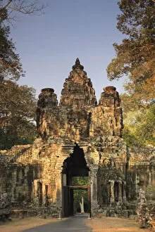 Images Dated 10th August 2015: Cambodia, Temples of Angkor (UNESCO site), Angkor Thom Victory Gate