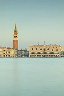 Images Dated 19th September 2019: Campanile and the Doges Palace, Piazza San Marco (St. Marks Square), Venice