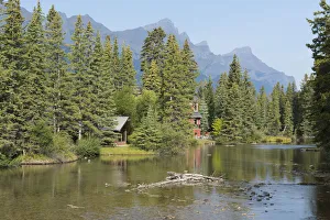 Canada, Alberta, Canmore, houses along policeman creek