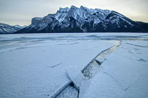 Canada, Alberta, Rocky Mountains, Banff National Park, Lake Minnewanka, Mount Inglismaldie
