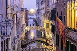 Images Dated 8th February 2023: Canal and the Bridge of Sighs, Venice, Veneto, Italy