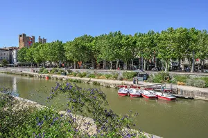 Images Dated 12th December 2022: Canal de la Robine and view of the palace of the archbishops, Narbonne, Aude