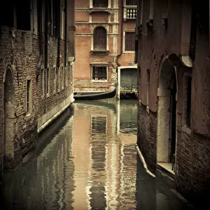 Images Dated 27th April 2012: Canal in Venice, Italy