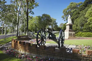Western Australia Collection: Cannons and statue of Queen Victoria in Kings Park, Perth, Western Australia