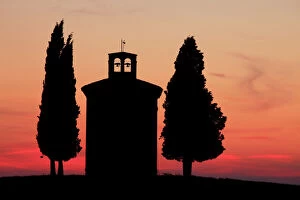 Capella di Vitaleta at sunset, near San Quirico d Orcia, Val d Orcia Tuscany