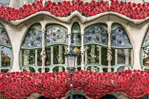 Images Dated 7th June 2018: Casa Batllo adorned with roses to celebrate La Diada de Sant Jordi or Saint George s