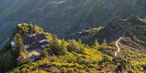 Achada Do Teixeira Gallery: Casa do Obrigo hut shot from Pico Ruivo. Achada do Teixeira, Santana municipality