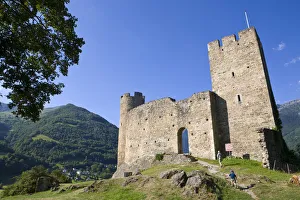 Images Dated 4th March 2009: Castle, Luz-Saint-Sauveur, Midi-Pyrenees, France