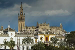 Images Dated 5th April 2016: Cathedral and Giralda bell tower, Seville, Andalusia, Spain