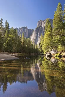 Images Dated 6th January 2015: Cathedral Rocks reflected in the River Merced, Yosemite Valley, California, USA. Autumn