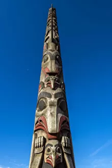 Images Dated 17th August 2016: Cedar totem pole at Victor Steinbrueck Park, Seattle, Washington, USA