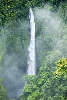 Images Dated 1st May 2015: Central America, Costa Rica, Alajuela, Varablanca, La Paz waterfall gardens, view
