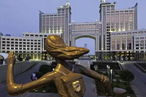 Images Dated 19th March 2015: Central Asia, Kazakhstan, Astana, Nurzhol Bulvar, KazMunaiGas building and Khan Shatyr