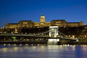 Images Dated 22nd April 2009: Chain Bridge & Royal Palace on Castle Hill, Budapest, Hungary, RF