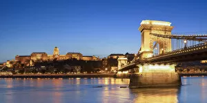 Images Dated 16th October 2018: Chain Bridge (Szechenyi Bridge) and Buda Castle at dusk, Budapest, Hungary