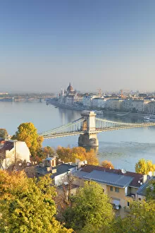 Images Dated 15th November 2018: Chain Bridge (Szechenyi Bridge) and Parliament Building, Budapest, Hungary