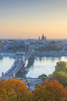 Images Dated 15th October 2018: Chain Bridge (Szechenyi Bridge) and River Danube at sunrise, Budapest, Hungary